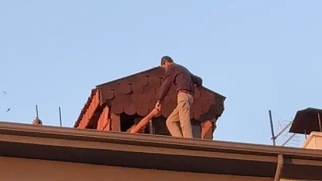 5 katlı binanın çatısında intihar girişiminde bulunan şahsı polis ikna etti
