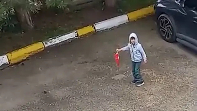 5 yaşındaki çocuk yerde gördüğü Türk bayrağını koşarak kaldırdı
