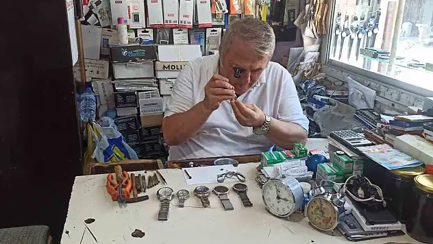 52 yıllık saat tamircisi teknolojiye direniyor
