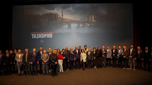 '7 Kemerli Zaman Geçidi Taşköprü' Filminin Gala Gecesi Tam Not Aldı