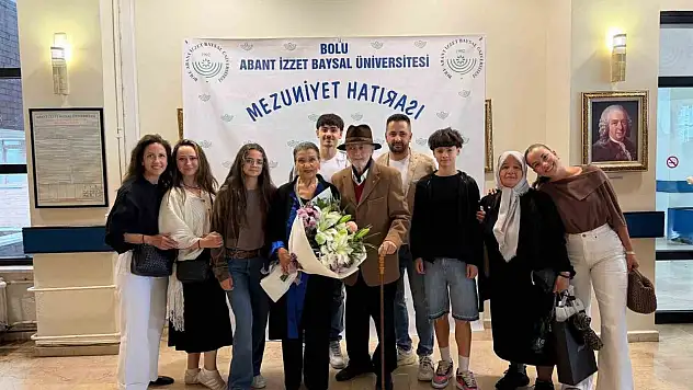 76 yaşında üniversiteden mezun oldu, azmiyle gençlere taş çıkarttı