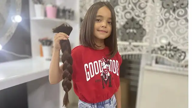8 yaşındaki Azra, lösemi hastaları için saçlarını bağışladı