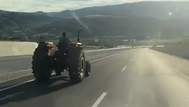 80 kilometre hızla giden aracı sollayan traktör sürücüsü kamerada