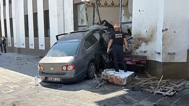 84 metre savrulan otomobil caminin imam odasına daldı