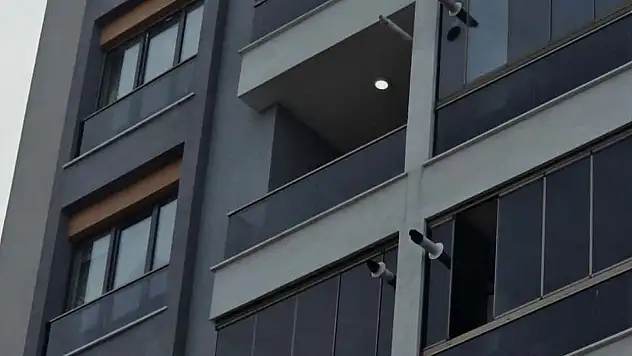 Dördüncü Kattan Belediye Başkanının Makam Aracının Üzerine Düştü