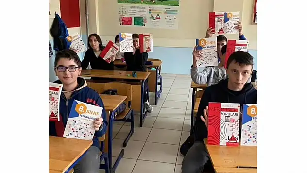 Öğrencilere yardımcı destek kitapları dağıtıldı