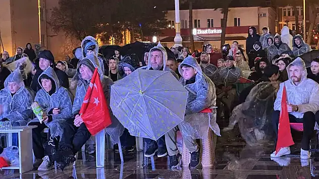 A Milli Futbol Takımı'na Yağmur Altında Destek