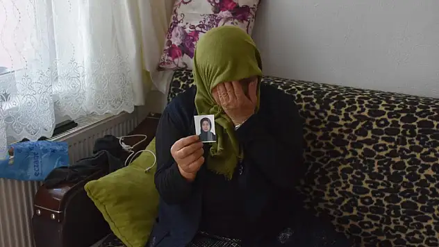 Acılı anne her gün kızının yolunu gözlüyor
