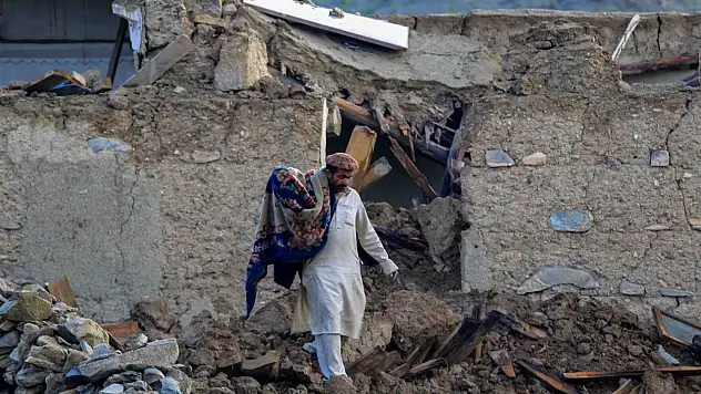 Afganistan'da 6.3 büyüklüğünde deprem: 320 ölü