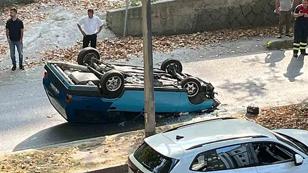 Ağaca çarpan otomobil ters döndü