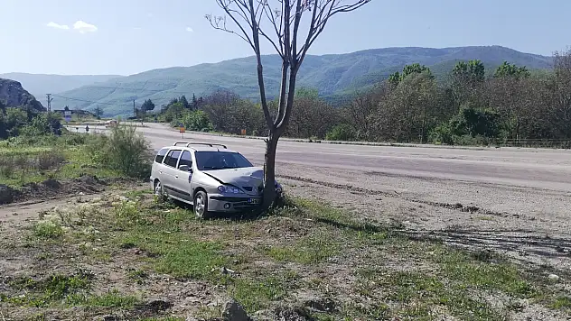 Ağaca Çarptı