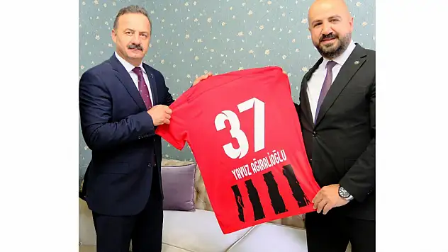 Ağıralioğlu'na Forma Hediye Edildi