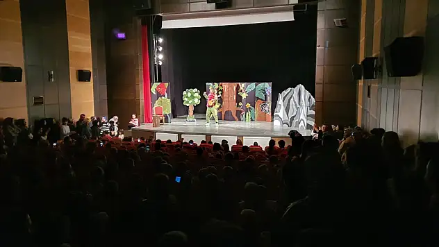 Ağustos Böceği Ve Karınca Sahnelendi