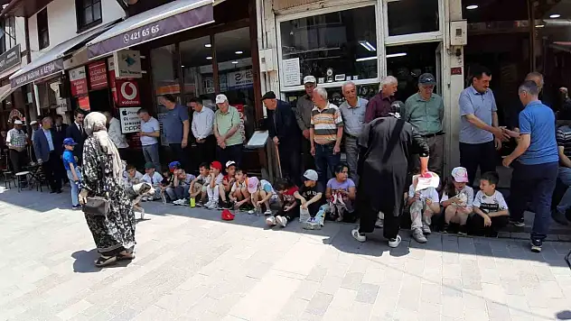Minikler Ellerini Semaya Açtı