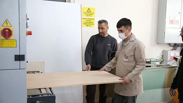 Ahşaba Hayat Vererek Öğreniyorlar