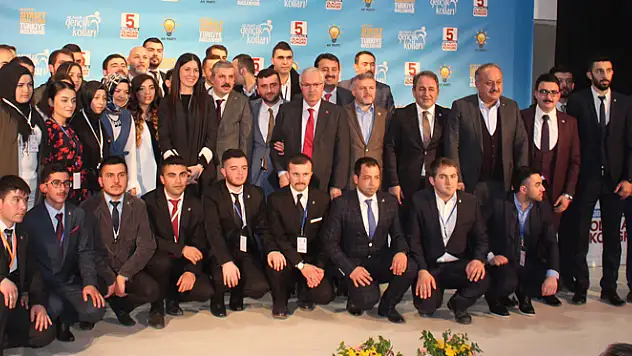 AK Gençlik'te Musa Kalafat güven tazeledi
