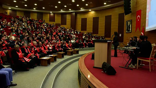 Akademik Cübbe Giyme Töreni Gerçekleştirildi