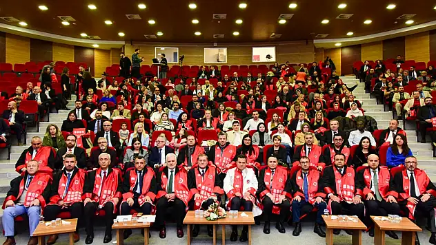 Akademik Cübbe Giyme Töreni Gerçekleştirildi