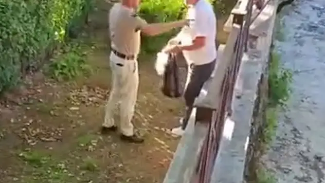 Akşemseddin Hazretleri Türbesi'nin bahçesinde içki içen şahsa vatandaşlardan teki