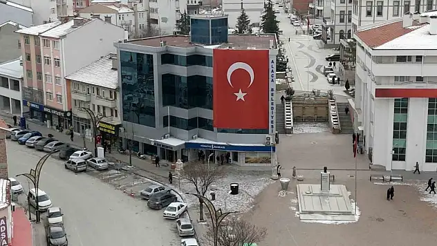 Alaca Belediyesi Hizmet Binasına Dev Türk bayrağı Astı