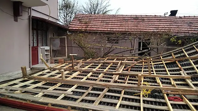 Çorum Alaca'da Fırtına Çatıları Uçurdu