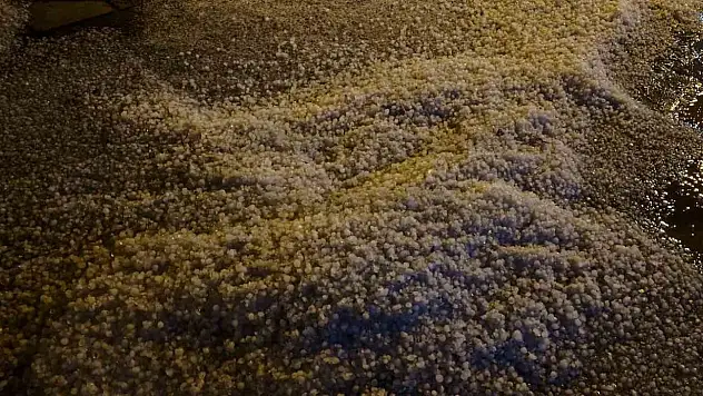 Alaca'da sağanak doluya dönüştü, cadde ve sokaklar beyaza büründü