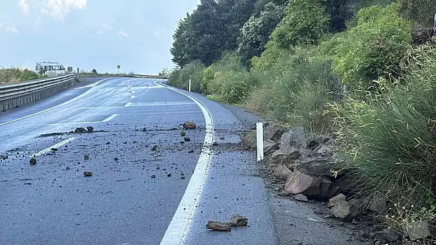 Alaplı-Akçakoca yolunda heyelan ulaşımı aksattı