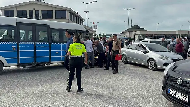 Alaplı'da  minibüs, motosiklete çarptı 1 yaralı