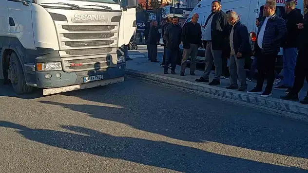 Karşı Yola Geçmeye Çalışan Çocuğa Tır Çarptı: 1 Yaralı