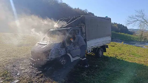 Alaplı'da Seyir Halindeki Kamyonet Yandı