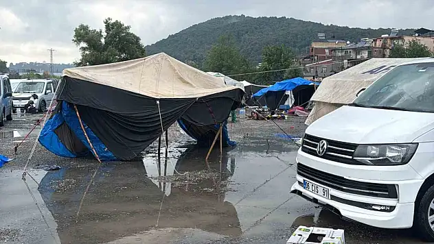 Alaplı'da tarım işçilerinin çadırlarını su bastı