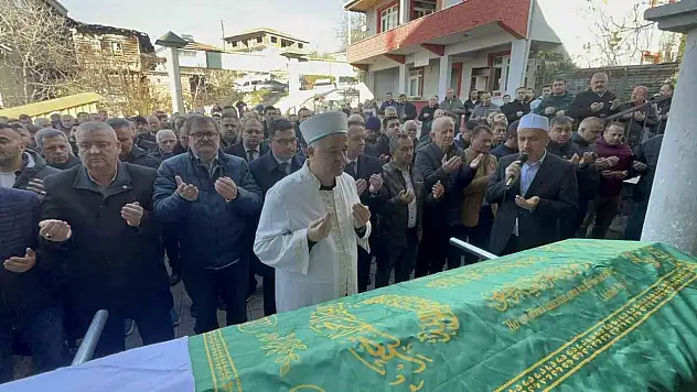 Alaplı İlçe Milli Eğitim Müdürü Annesinin Cenaze Namazını Kıldırdı