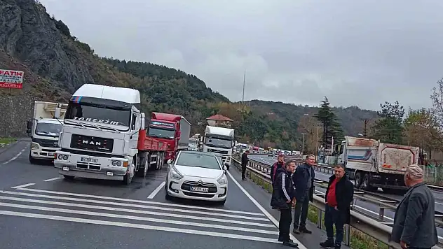 Alaplı-Kdz Ereğli Karayolu Heyelan Nedeniyle Trafiğe Kapandı