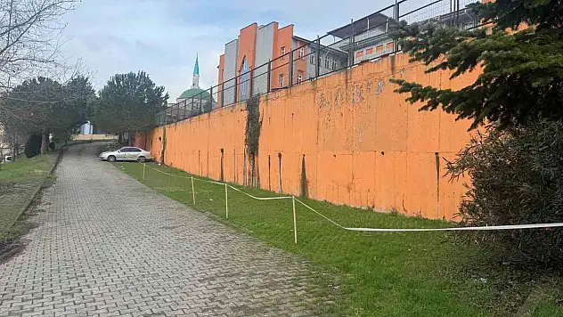 Alaplı TOKİ İlk Ve Ortaokulu'nda İstinat Duvarında Çökme Tehlikesi