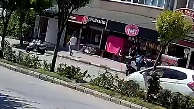 Aldığı takdir belgesinin sevinciyle koşarken otomobil çarptı
