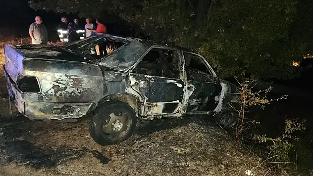 Alev alan otomobil kullanılmaz hale geldi
