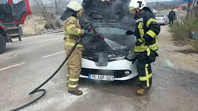 Alev Alan Otomobilin Yardımına İtfaiye Yetişti