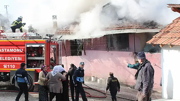 Alevler gözleri önünde evlerini yuttu
