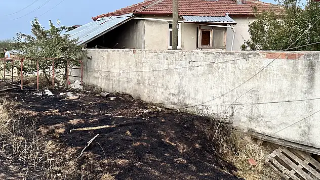 Alevlere Teslim Olan 25 Dönümlük Arpa Tarlası Küle Döndü