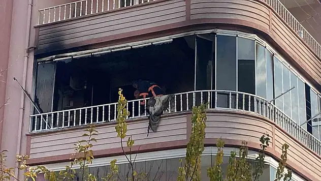 Yanan Apartman Dairesi Kullanılamaz Hale Geldi