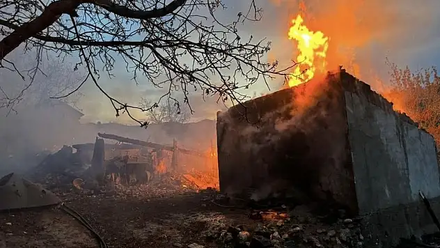 Alevlere Teslim Olan Ev Küle Döndü