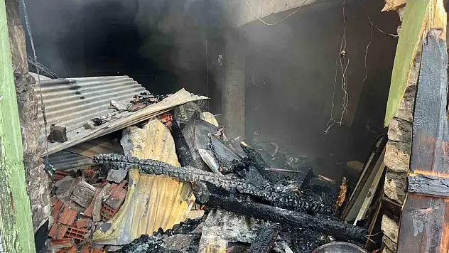 Alevlere teslim olan ev kullanılmaz hale geldi