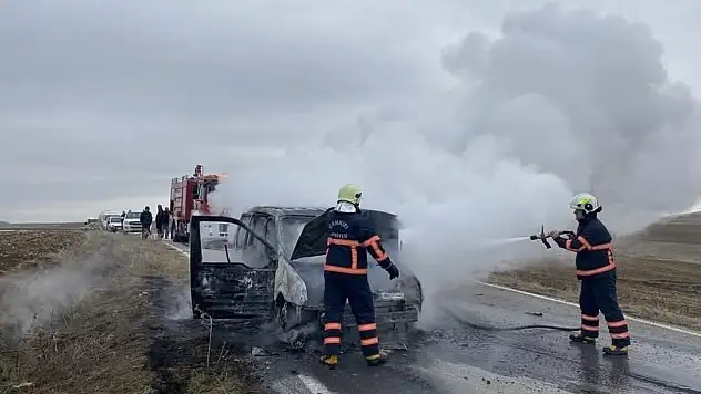 Alevlere Teslim Olan Hafif Ticari Araç Küle Döndü