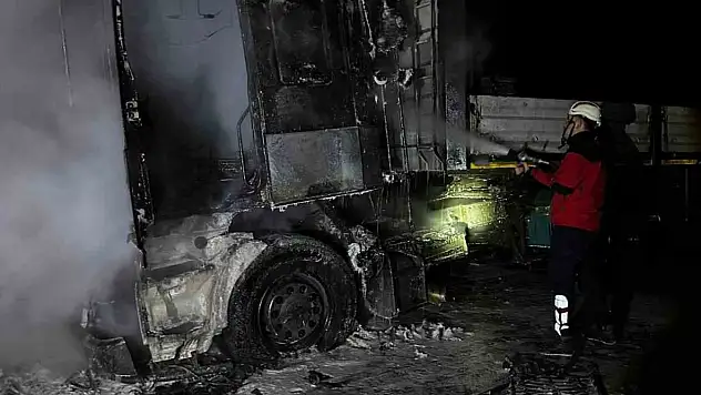 Yanan Tırdan Geriye Demir Yığını Kaldı