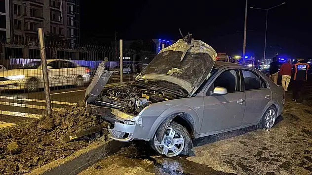 Alkollü Sürücü Elektrik Direğine Çarptı