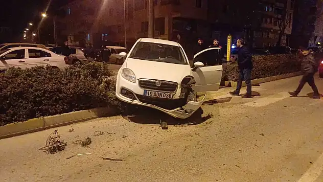 Otomobili İle Orta Refüje Çıktı