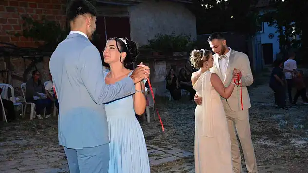 Almanya'dan Çorum'a uzanan mutluluk: İkiz kardeşler Alman gelin adaylarıyla nışanlandı