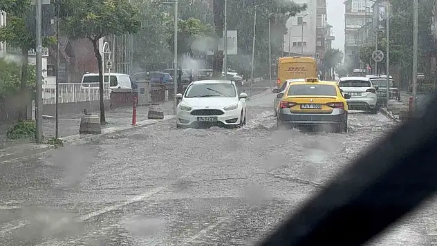 Amasra'da sağanak alarmı: Cadde ve sokaklar göle döndü