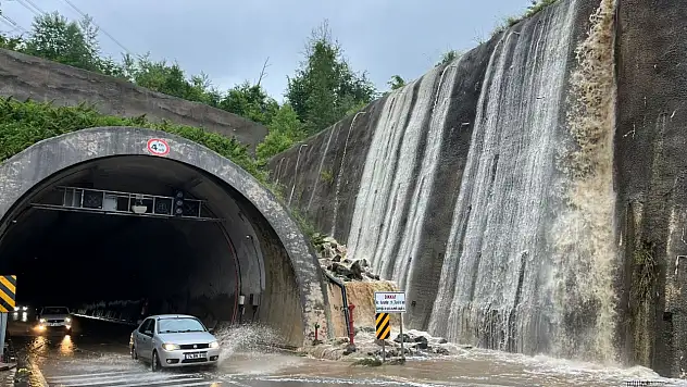 Amasra tünel girişinde şelale oluştu