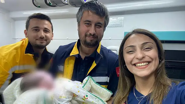 Ambulansta Dünyaya 'Merhaba' Dedi